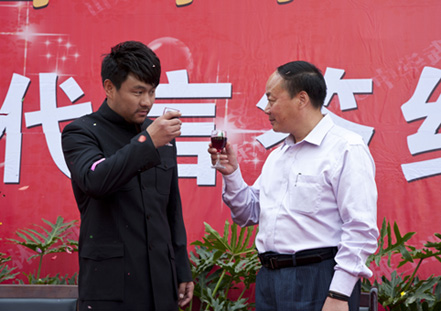 誠(chéng)信集團(tuán)董事長(zhǎng)與王洪祥慶祝簽約成功